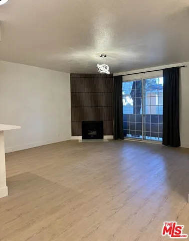 Living Area 9 ft ceilings