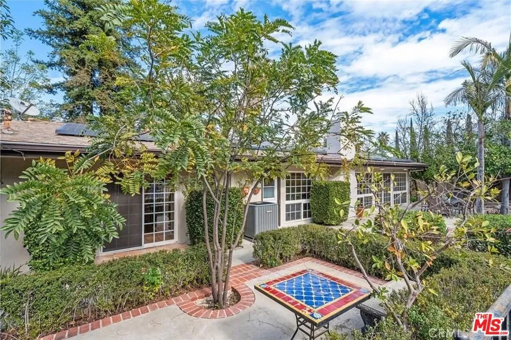 2431 Burbank Blvd