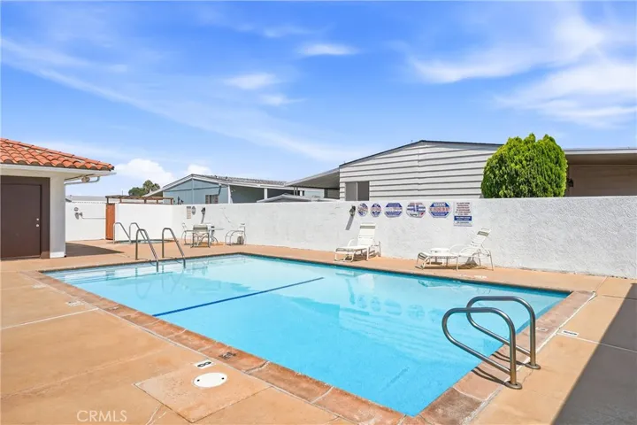 Community Pool & Jacuzzi