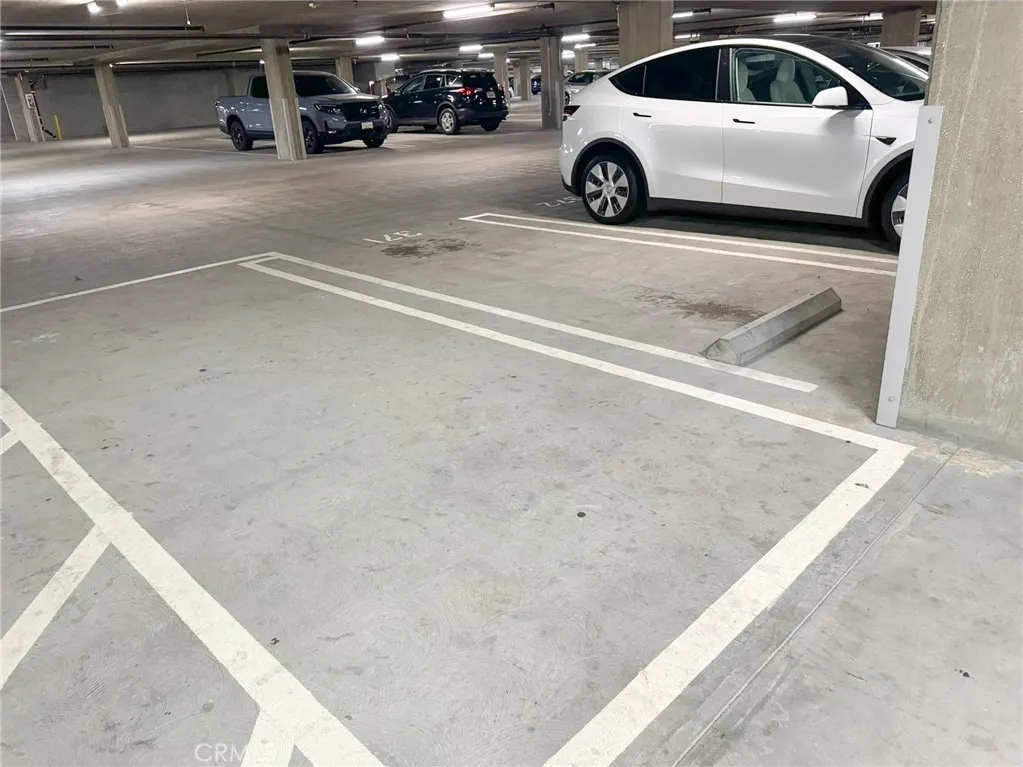 Parking 1 - No car behind or next to the car on one side Parking 1 - No car behind or next to the car on one side