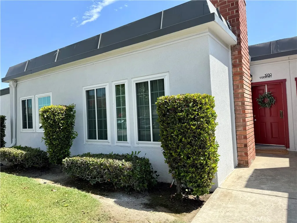 1950 W Glenoaks #A
