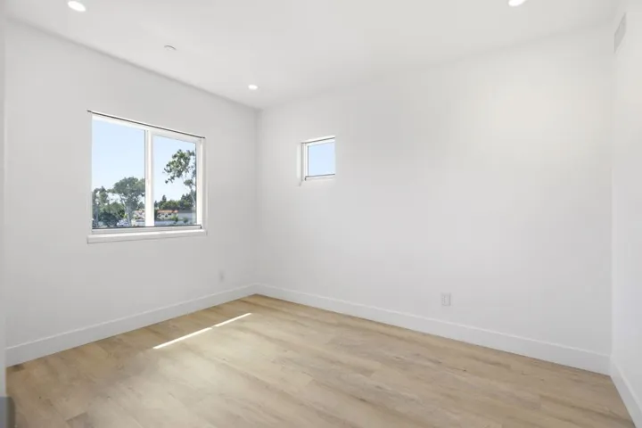 24-web-or-mls-2055 S El Camino Real-24