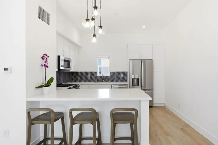 12-web-or-mls-2055 S El Camino Real-12