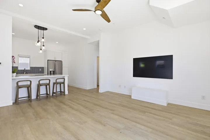 10-web-or-mls-2055 S El Camino Real-10