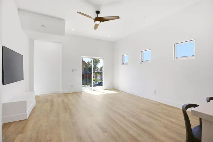 8-web-or-mls-2055 S El Camino Real-8