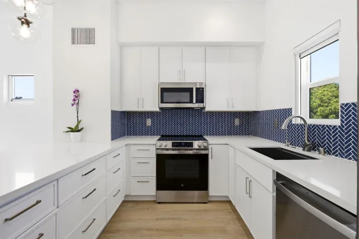 13-web-or-mls-2055 S El Camino Real-13