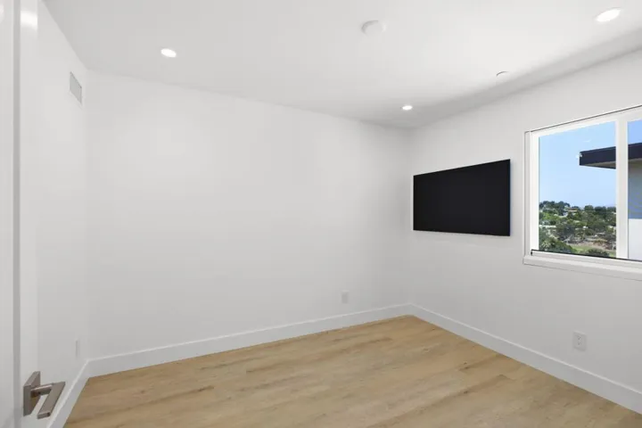21-web-or-mls-2055 S El Camino Real-21