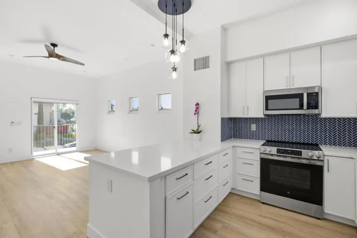 15-web-or-mls-2055 S El Camino Real-15