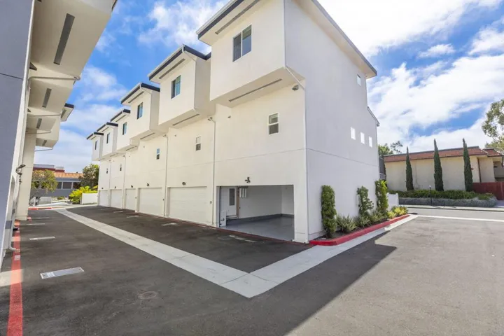 27-web-or-mls-2055 S El Camino Real-27