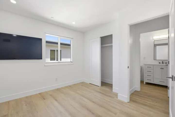 22-web-or-mls-2055 S El Camino Real-22
