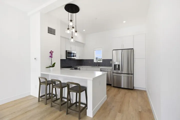 11-web-or-mls-2055 S El Camino Real-11