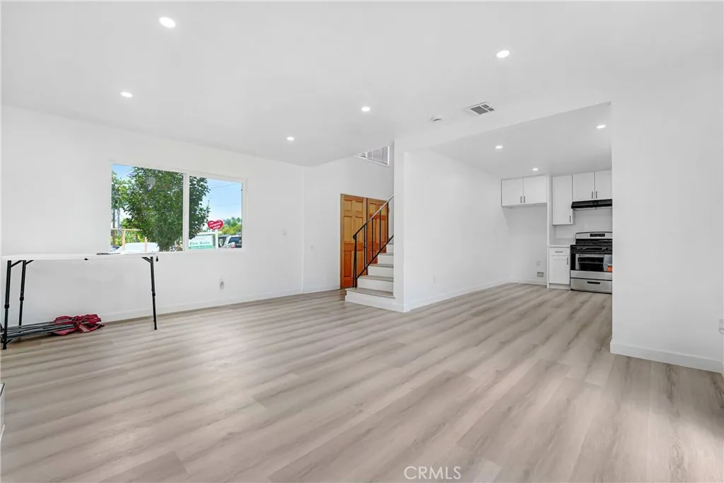 13260 Winfield, Los Angeles, California 91402 — photo 5