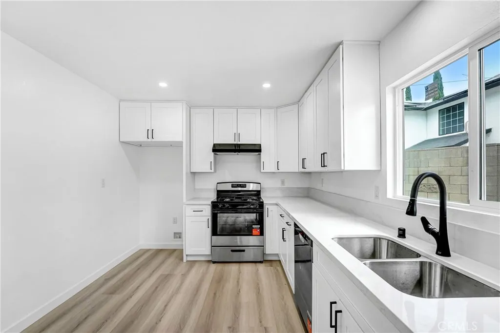 13260 Winfield, Los Angeles, California 91402 — photo 4