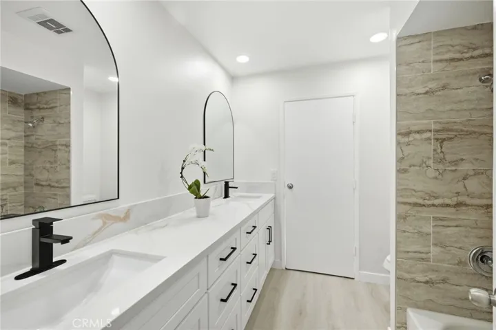 Full bathroom #2