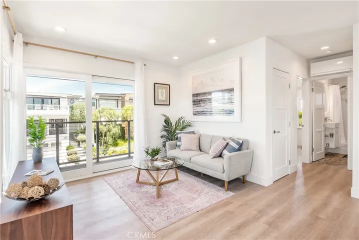 Beautiful and bright upper unit with sliders to the deck