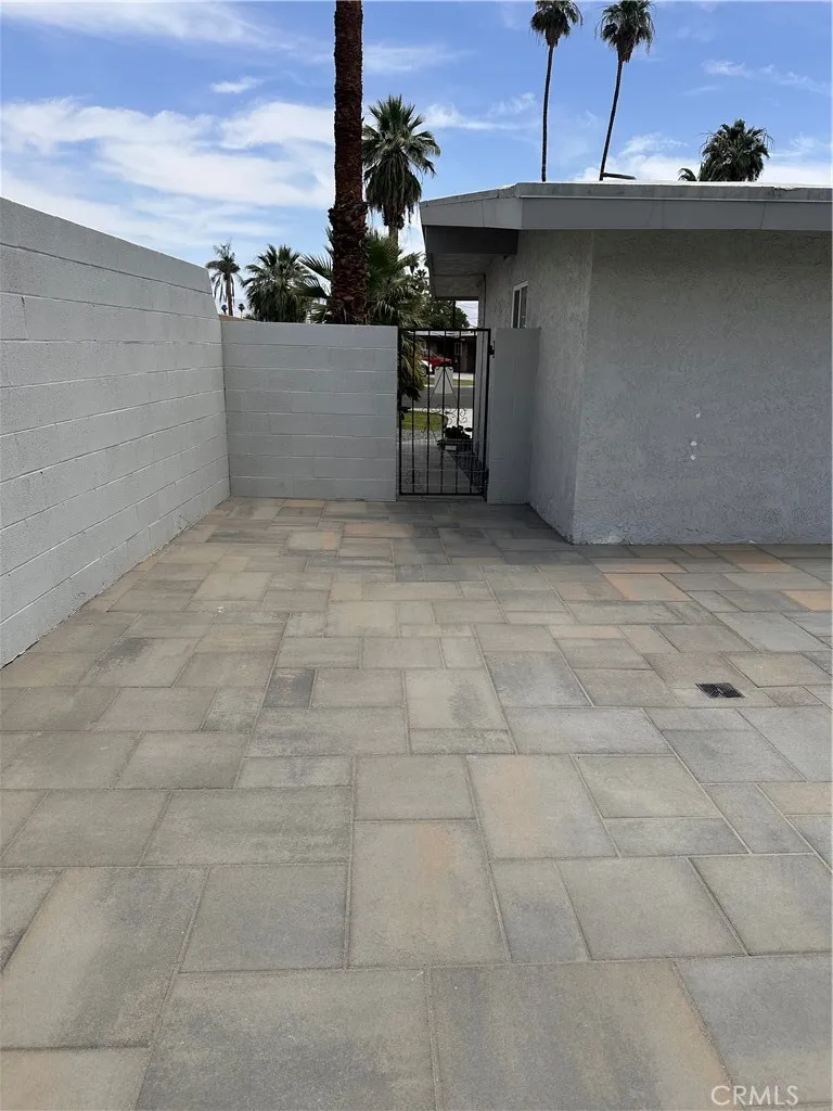 Left side gate Left side gate