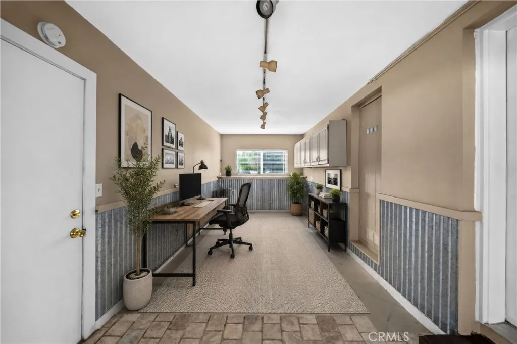 Virtually staged - Mud Room