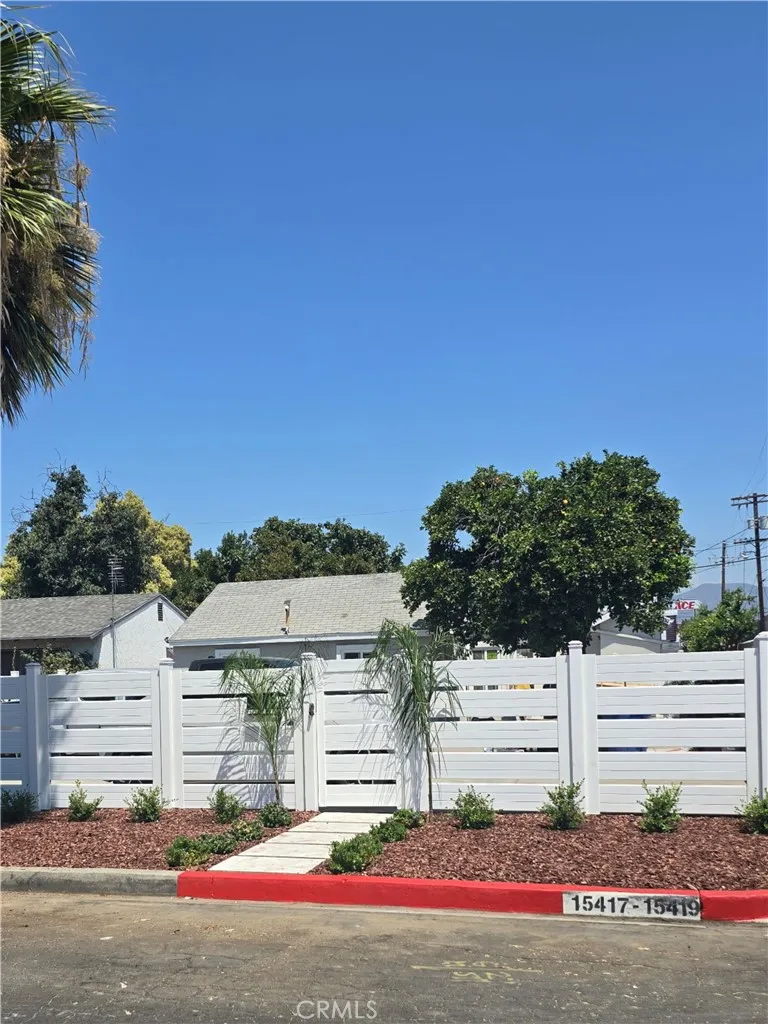 15417 15419 Tuba St