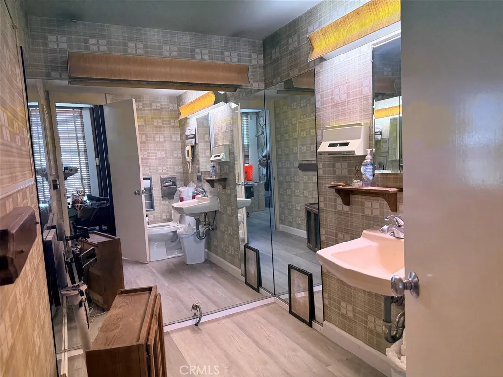 Back office Bathroom