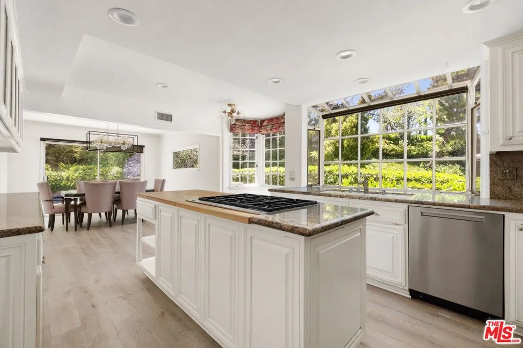 15810 Castlewoods Drive, Sherman Oaks, California 91403 — photo 5