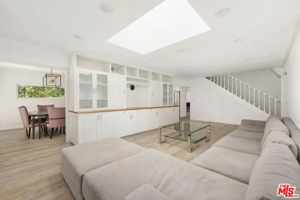 15810 Castlewoods Drive, Sherman Oaks, California 91403 — photo 4