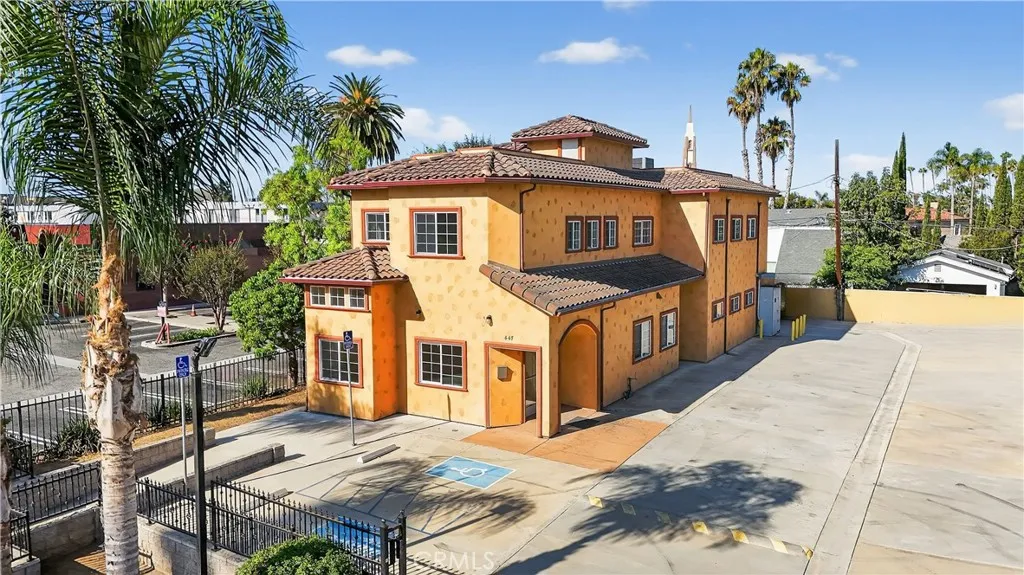447 N Prairie Ave