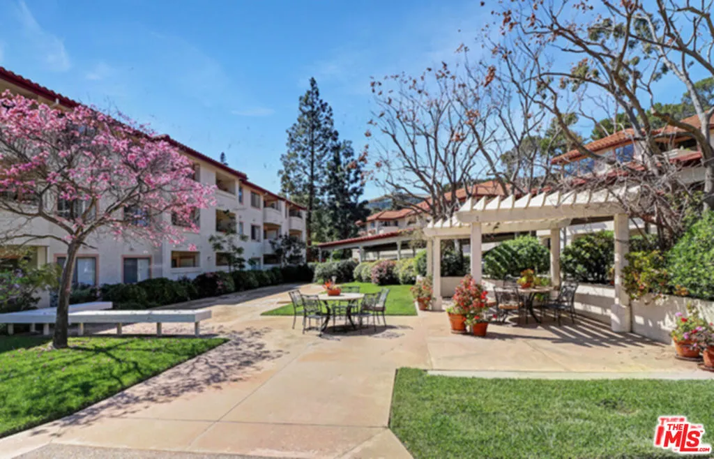 501 Palisades Dr