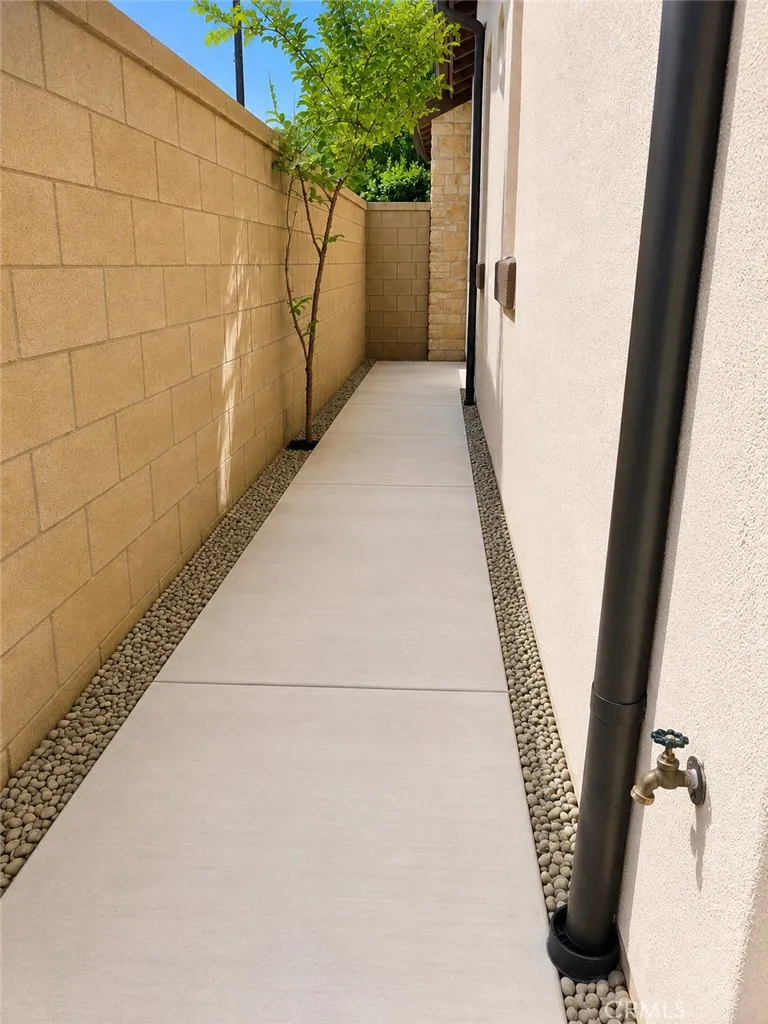 Side Yard 1
Side Yard 1