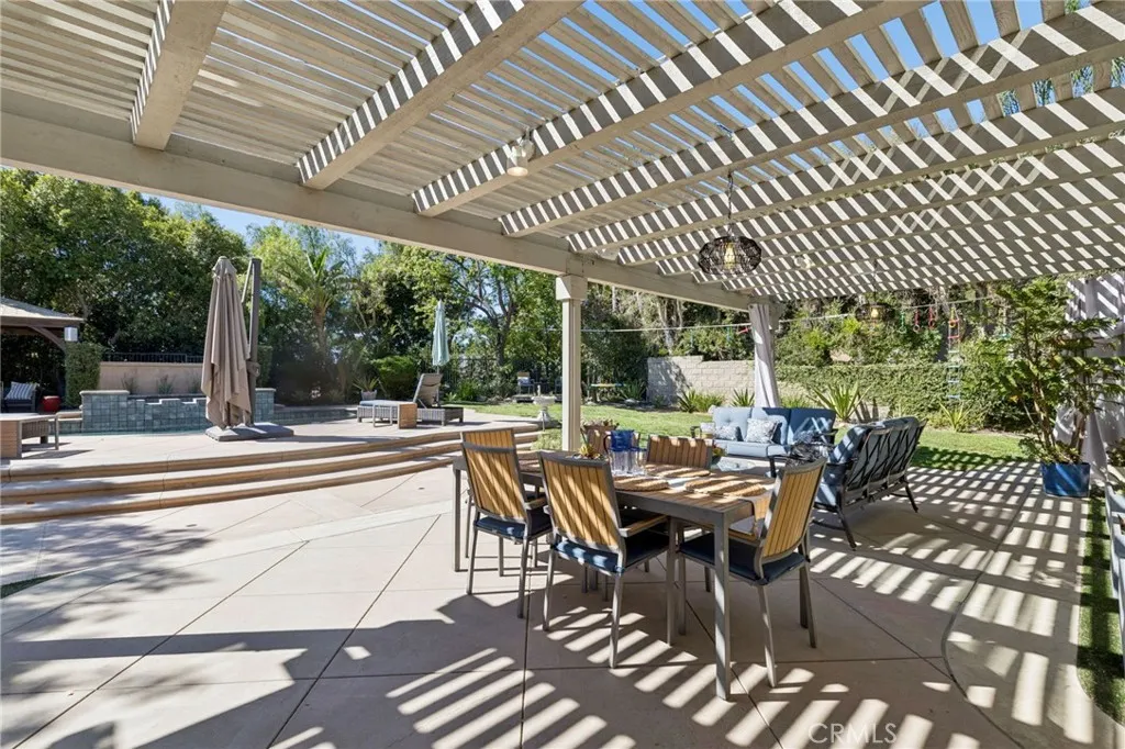 Covered patio connected to the family room