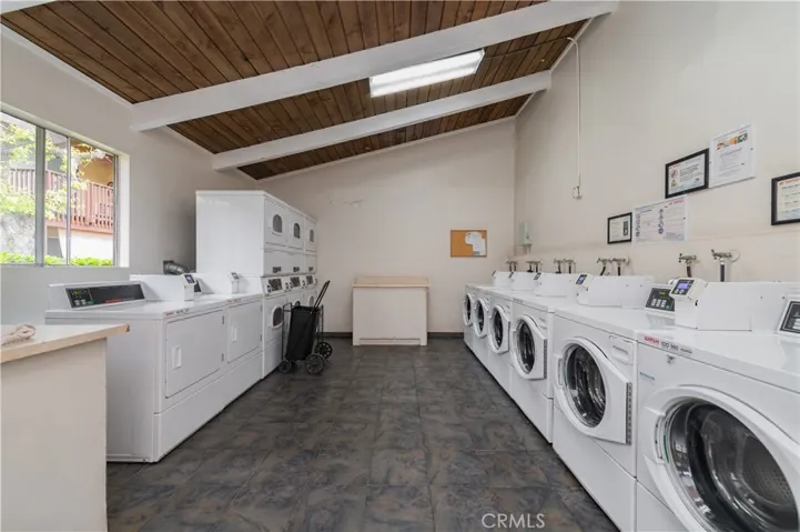 Laundry facility near by