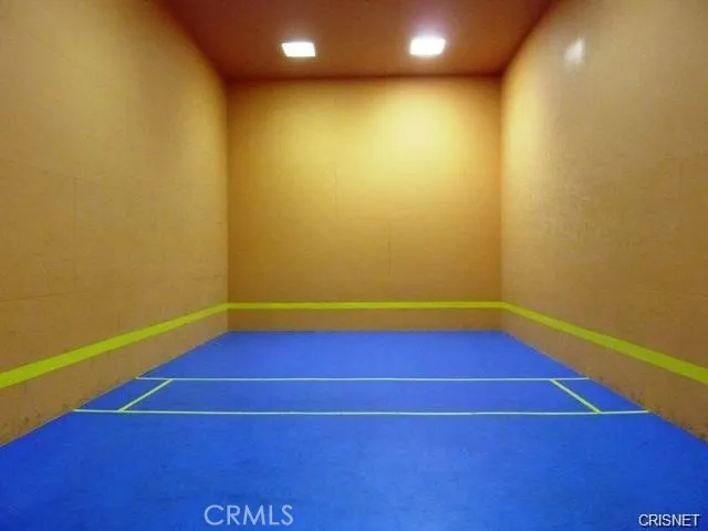 Racquet court