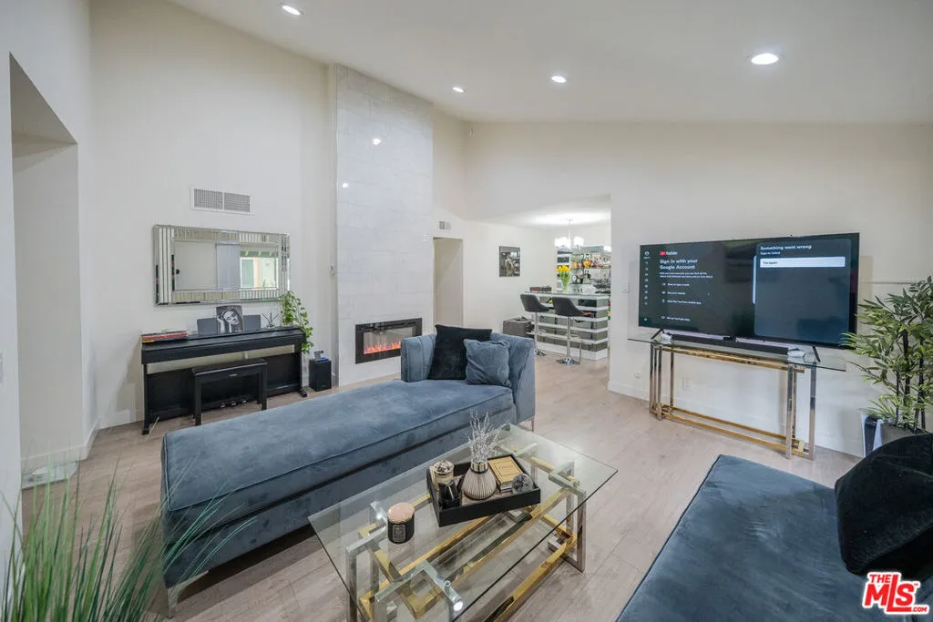 15425 Sherman Way 241, Los Angeles, California 91406 — photo 4