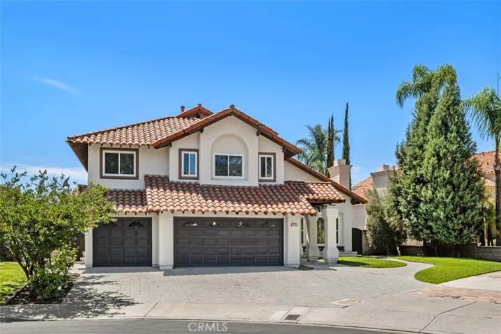 Ideally location at the end of a quiet cul-de-sac on a single-loaded street,