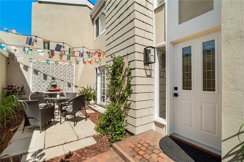 Front patio and main door entry. Front patio and main door entry.