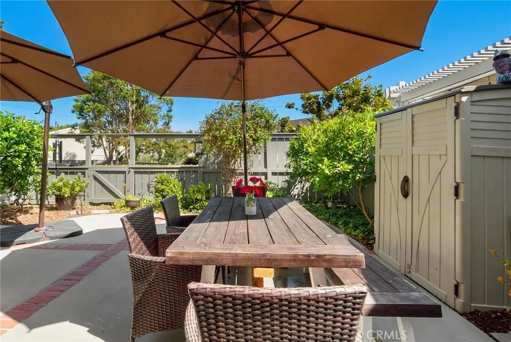 Direct view to back patio backed to greenbelt. Direct view to back patio backed to greenbelt.