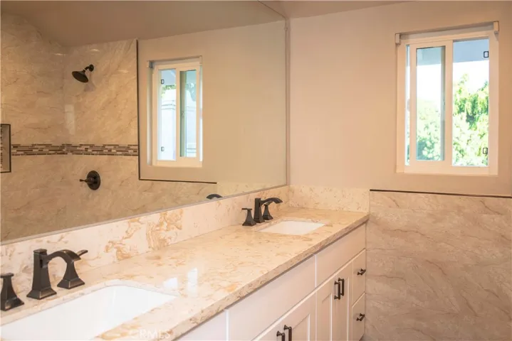 Guest Full Bath (No2)