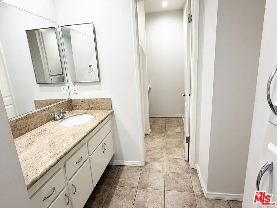 5460 White Oak Avenue D205, Los Angeles, California 91316 — photo 5