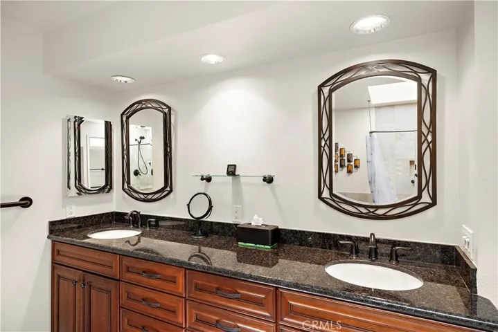 Double vanity in primary bathroom