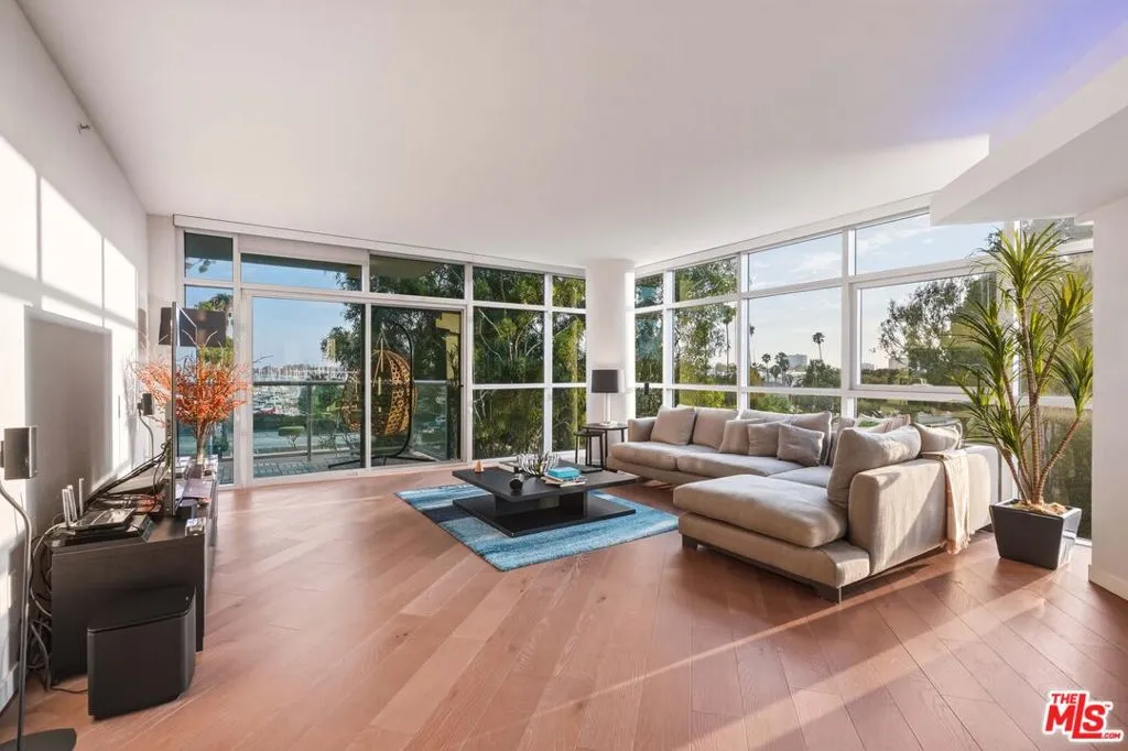 13700 Marina Pointe Dr