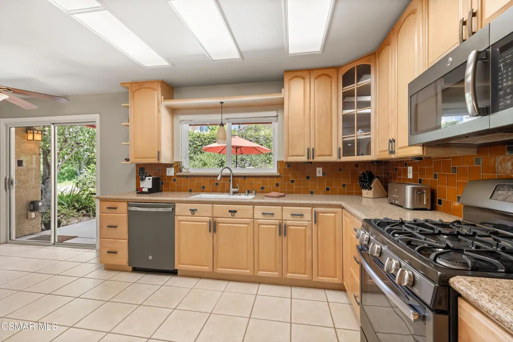 5043 Evanwood Avenue, Oak Park, California 91377 — photo 5