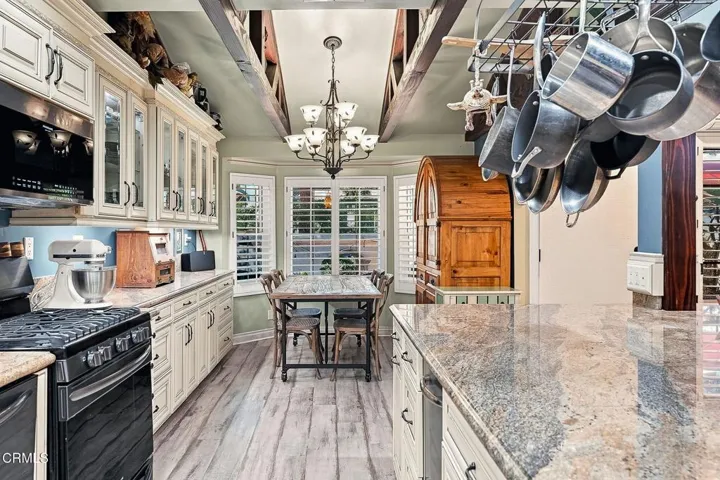 19-web-or-mls-483 Las Palomas Dr -15