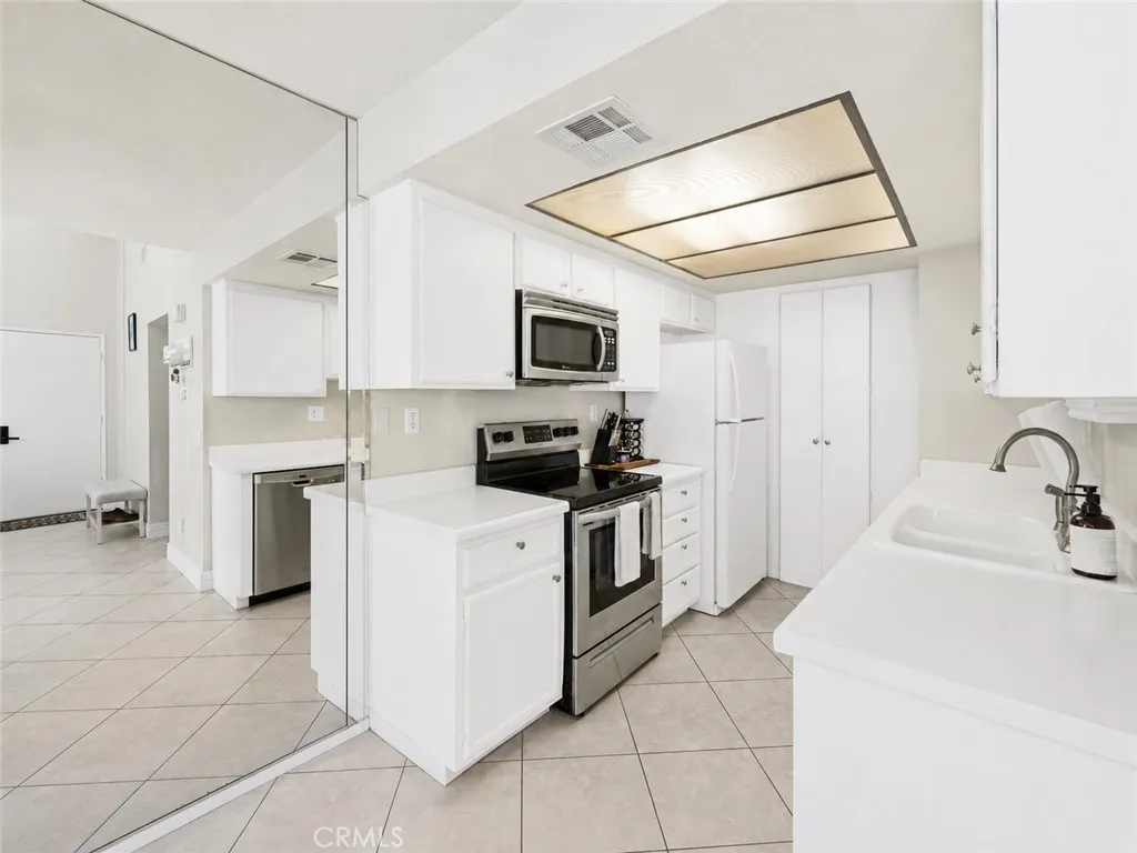 18408 Hatteras, Tarzana, California 91356 — photo 4