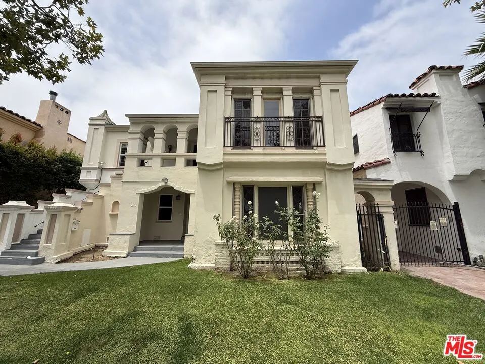 211 S Arnaz Dr
