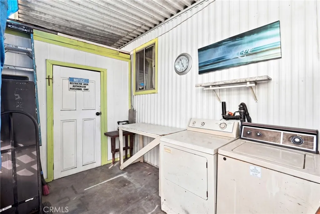 Storage room, W/D hook ups,