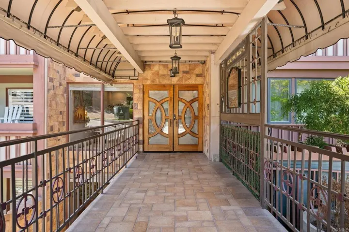 Chateau L'Auberge Entry