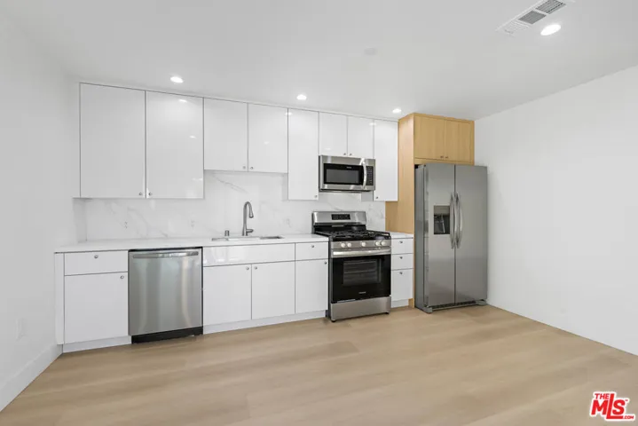 10963 Calvert 1/4, North Hollywood, California 91606 — photo 5