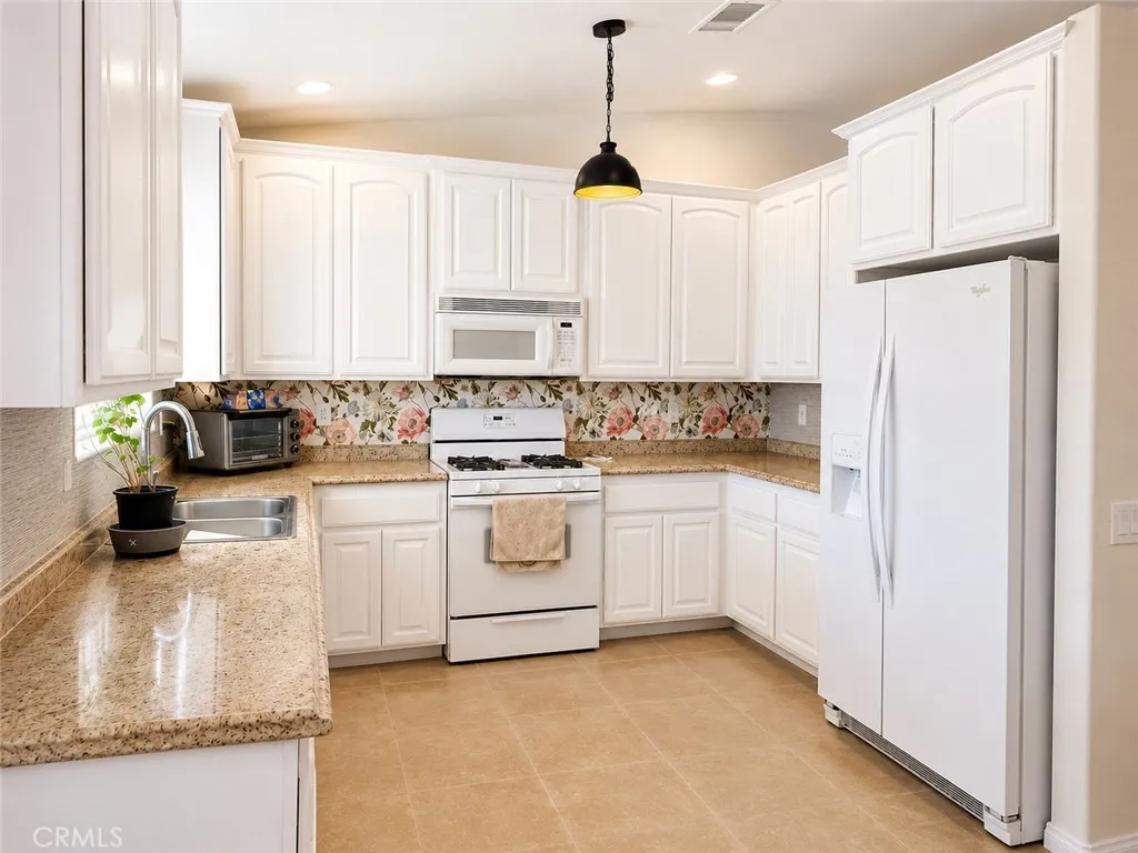 7619 Dumosa Avenue, Yucca Valley, California 92284 — photo 5