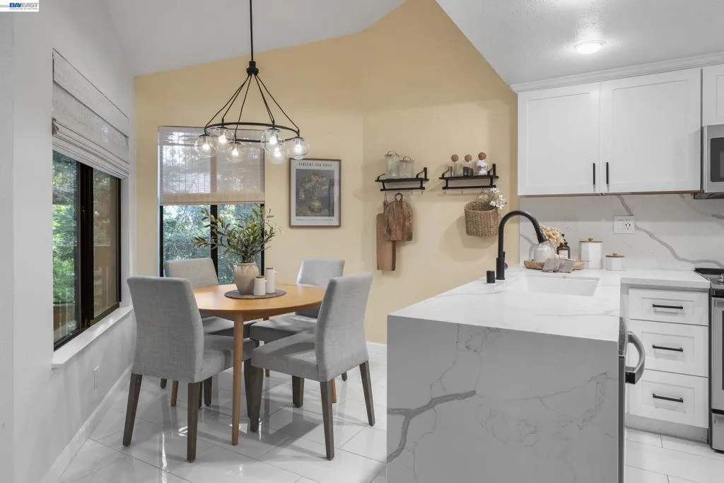 3318 Smoketree Commons Dr