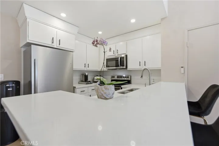 25039 Peachland Avenue 204, Newhall, California 91321 — photo 5