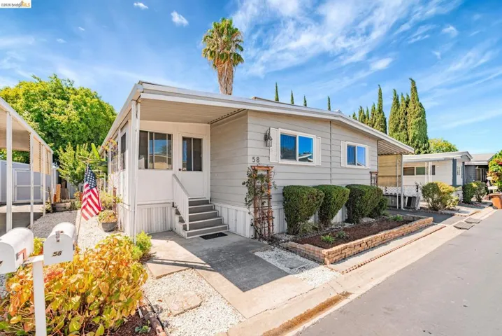 Manufactured / mobile home with entry steps